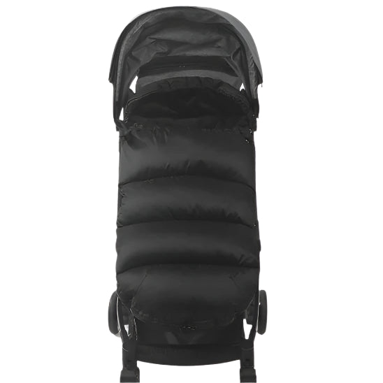 La chancelière « Chancelière Bébé » est un accessoire de poussette noir doté d'une housse matelassée et matelassée pour une protection thermique et d'une capote. Vue de face, elle présente quatre roues et un guidon partiellement visible. Idéale pour poussettes et sièges auto.