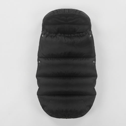 La chancelière Bébé, noire et rembourrée, est présentée sur fond gris. Conçue pour les poussettes et les sièges auto, elle offre des coutures horizontales, des boutons-pression latéraux et une protection thermique supérieure.