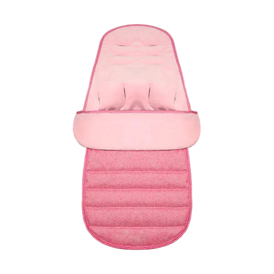La Chancelière pour Poussette | EasyUniversal™ est une chancelière pour poussette rose, rembourrée, avec un rabat rabattable sur le dessus et des coutures horizontales, offrant une protection douillette à bébé. Présentée sur fond blanc.