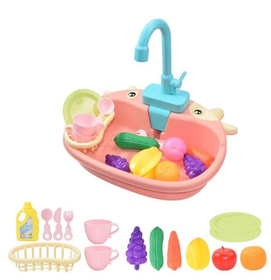 L'Évier de cuisine - Jeux enfant 3 ans est un ensemble d'évier en plastique avec un robinet bleu, une bassine rose, des plats en plastique, des ustensiles, des fruits et légumes colorés, ainsi qu'une bouteille, des raisins et des tasses. Idéal comme jeu éducatif ou pour les jeux d'enfants 3 ans.