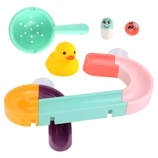 L'ensemble Piste de course - Jouet de bain comprend un canard en caoutchouc jaune, une passoire verte, deux capsules souriantes et une piste de course incurvée et segmentée avec des ventouses pour un plaisir aquatique sans fin dans la baignoire.