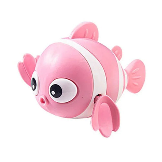 Le Jouet de bain - poisson nageur est un jouet en plastique rose et blanc en forme de poisson avec de grands yeux ronds et des nageoires, idéal pour l'heure du bain de bébé, présenté sur un fond blanc uni.