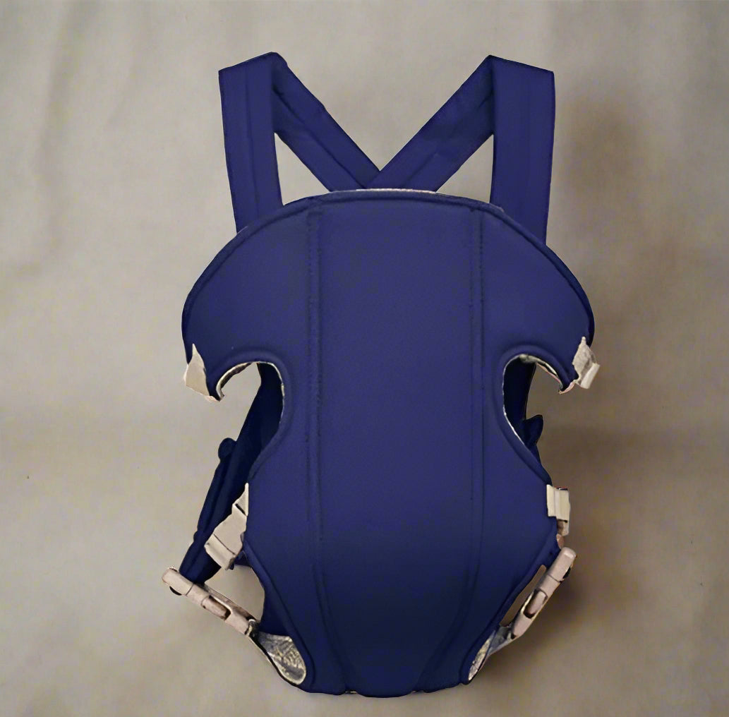 Le Porte Bébé | Face & Dos est un porte-bébé bleu marine doté de bretelles réglables et de clips pour un portage ventral. Il présente un design ergonomique, un panneau avant rembourré et des ouvertures pour les bras et les jambes pour le confort de votre bébé.