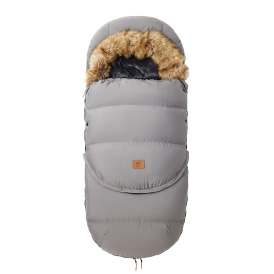 La Chancelière | 0-36 mois en gris est dotée d'un rembourrage doux, d'une capuche avec bordure en fausse fourrure marron pour plus de chaleur et de confort, offrant une protection thermique pour bébé ; présentée de dessus sur fond blanc.