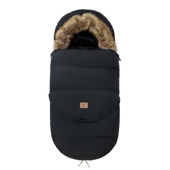 La Chancelière | 0-36 mois est une chancelière noire ovale avec capuche bordée de fausse fourrure, rembourrage matelassé pour plus de confort et logo marron sur le devant. Elle offre une protection thermique à bébé. Présentée sur fond blanc uni.