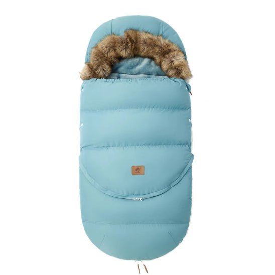 La Chancelière | 0-36 mois est une gigoteuse matelassée bleu clair avec capuche bordée de fausse fourrure, fermeture éclair sur le devant et logo marron pour plus de chaleur et de confort. Idéale pour les bébés de 0 à 36 mois. Présentée sur fond blanc.