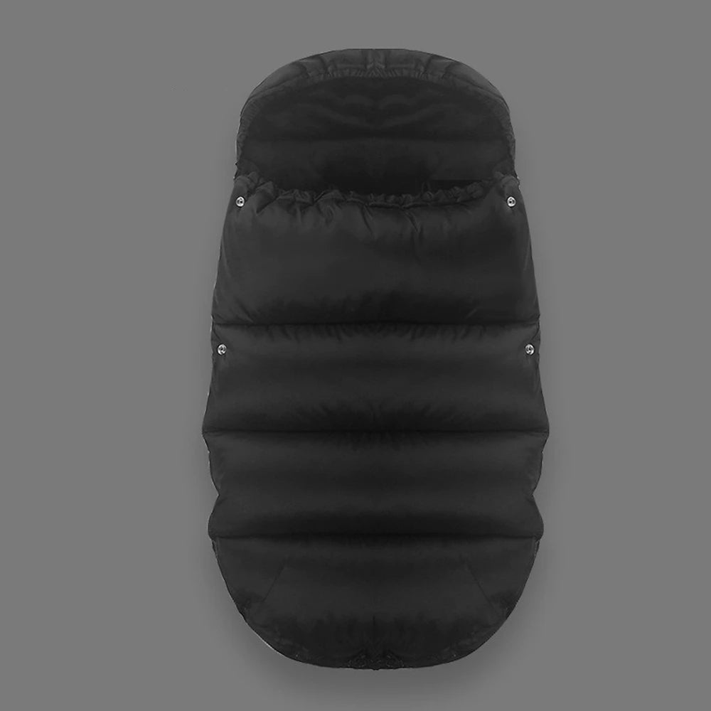 La chancelière Bébé, noire et rembourrée, est présentée sur fond gris. Conçue pour les poussettes et les sièges auto, elle offre des coutures horizontales, des boutons-pression latéraux et une protection thermique supérieure.