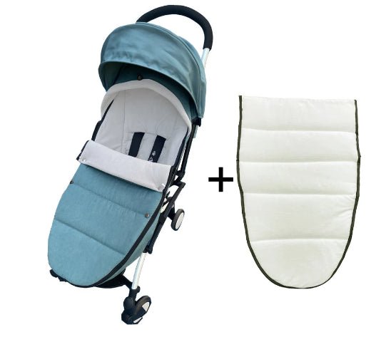 Une poussette sarcelle et grise avec une Chancelière Bébé | Imperméable attachée est présentée à côté d'une housse de poussette rembourrée blanche séparée, avec un signe plus entre les deux sur un fond blanc.