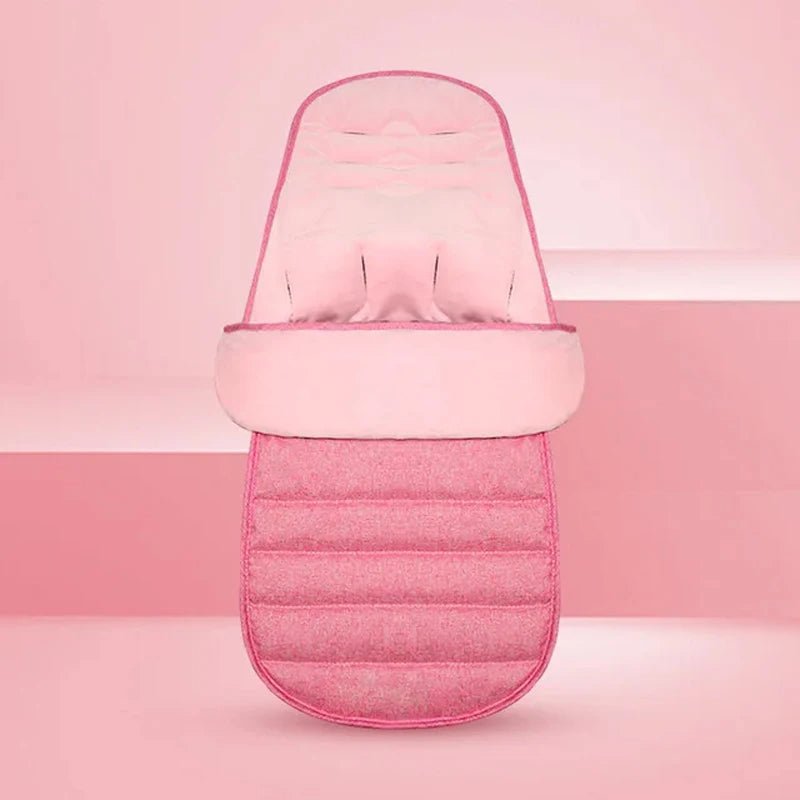 La Chancelière pour Poussette est dotée d'un rabat supérieur rose clair, d'une partie inférieure matelassée rose plus foncé et est fabriquée en tissu Oxford imperméable pour protéger des éléments, présentée debout sur un fond rose.