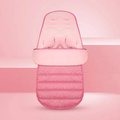 La Chancelière pour Poussette est dotée d'un rabat supérieur rose clair, d'une partie inférieure matelassée rose plus foncé et est fabriquée en tissu Oxford imperméable pour protéger des éléments, présentée debout sur un fond rose.