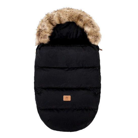 La Chancelière Poussette | 0-24 mois est une chancelière de poussette noire de forme ovale avec une bordure en fausse fourrure marron sur la capuche et un petit patch logo marron, rembourrée et isolée pour une protection thermique optimale et le confort de bébé.