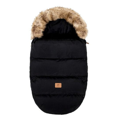 La Chancelière Poussette | 0-24 mois est une chancelière de poussette noire de forme ovale avec une bordure en fausse fourrure marron sur la capuche et un petit patch logo marron, rembourrée et isolée pour une protection thermique optimale et le confort de bébé.