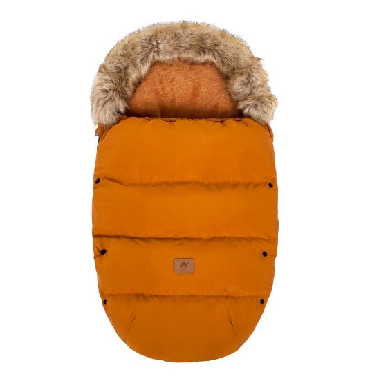 La Chancelière Poussette (0-24 mois) est une gigoteuse orange dotée d'une capuche doublée de fausse fourrure, de parties matelassées et d'un empiècement marron sur le devant. Elle offre une protection thermique et un confort exceptionnel aux bébés. Présentée sur fond blanc.