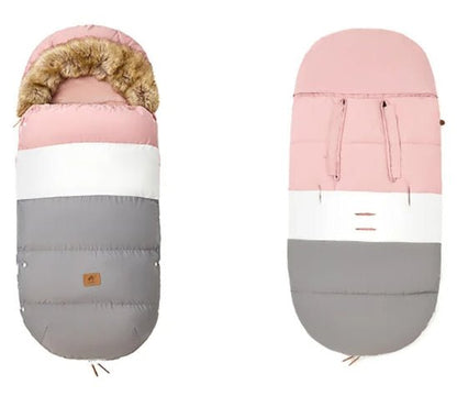 Deux vues de la Poussette Chancelière | 0-36 mois en rose, blanc et gris : l'une montre une capuche doublée de fourrure pour l'isolation thermique ; l'autre affiche trois fentes pour harnais dans le dos pour le confort de bébé.