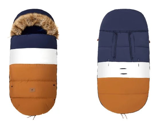 Deux vues de la Poussette Chancelière | 0-36 mois en bleu marine, blanc et marron ; à gauche : capuche avec bordure en fausse fourrure pour une isolation thermique, à droite : vue arrière sans capuche pour un confort optimal bébé.