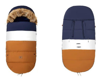 Deux vues de la Poussette Chancelière | 0-36 mois en bleu marine, blanc et marron ; à gauche : capuche avec bordure en fausse fourrure pour une isolation thermique, à droite : vue arrière sans capuche pour un confort optimal bébé.
