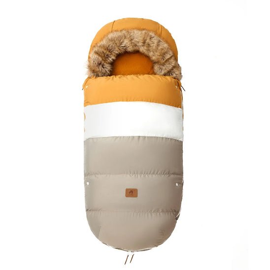 La poussette Chancelière | 0-36 mois est dotée d'une capuche jaune moutarde bordée de fausse fourrure, d'une bande blanche et d'une partie inférieure beige clair, offrant confort et isolation thermique. Présentée sur fond blanc uni.