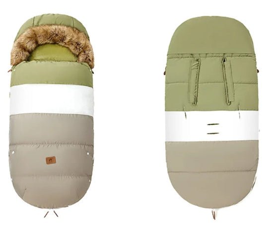 Deux vues de la Chancelière Poussette | 0-36 mois, une chancelière matelassée aux couleurs contrastées vert, blanc et beige, avec une capuche bordée de fourrure. On y voit les fentes avant et du harnais pour l'isolation thermique et le confort bébé.