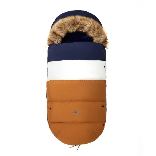La Chancelière Poussette | 0-36 mois allie confort optimal et isolation thermique, avec capuche bleu marine à fausse fourrure, section blanche centrale et bas marron sur fond blanc.