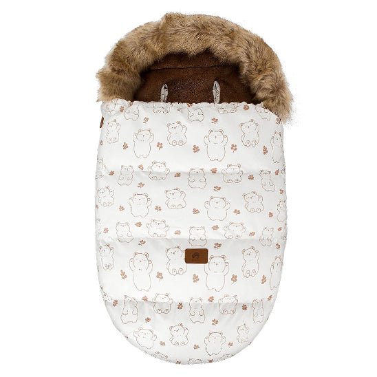 La Chancelière Poussette | Hiver 0-24 mois présente une capuche bordée de fausse fourrure marron, un extérieur blanc avec des imprimés ours et fleurs marron clair, offrant une superbe protection thermique et un confort bébé optimal pour les promenades hivernales.