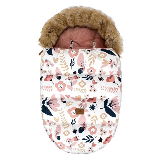 La Chancelière Poussette | Hiver 0-24 mois est une gigoteuse bébé à fleurs roses, beiges et noires avec capuche en fausse fourrure et fentes supérieures, offrant confort bébé et protection thermique, idéale pour les balades hivernales.