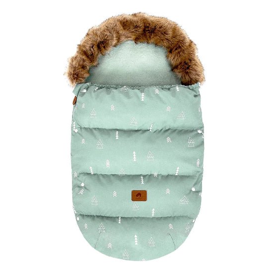 La Chancelière Poussette | Hiver 0-24 mois est une chancelière d'hiver vert menthe avec une capuche en fausse fourrure, des motifs géométriques d'arbres blancs et un empiècement en cuir marron. Douce et chaude, elle assure protection thermique et confort à votre bébé.