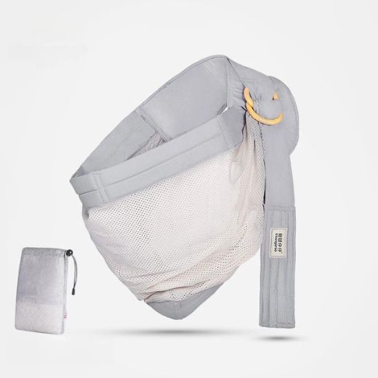 Une écharpe de portage pour bébé gris clair Echarpe | SwaddleSling™ avec tissu en maille, sangle réglable et deux anneaux en bois est présentée avec une pochette de transport grise assortie sur un fond blanc uni.