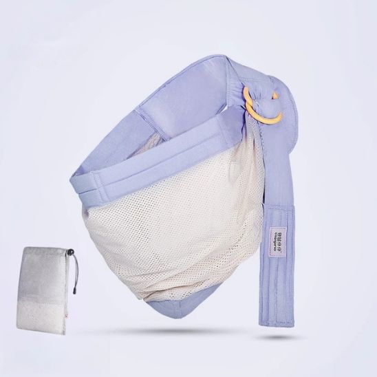 L'Écharpe Portage | SwaddleSling™ est une écharpe de portage en maille bleu clair et blanche, dotée d'une sangle réglable et d'anneaux métalliques. Une petite pochette grise zippée est placée à côté de l'Écharpe sur la photo.