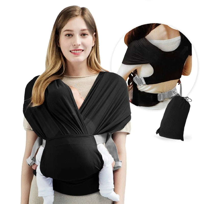 Une femme porte l'écharpe porte-bébé WrapTight™ noire, tenant son bébé face à la route. Un encart présente la vue de dos et le sac de rangement à cordon. Tous deux sont confortables avec cette solution de portage mains libres.