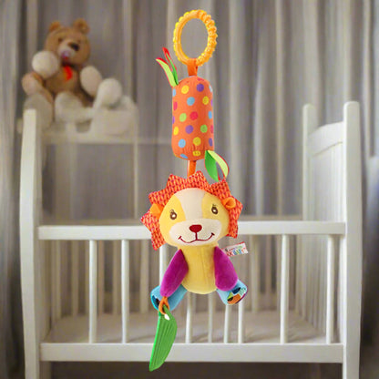 Un Jouet - Hochet Bébé vibrant avec une poignée à pois est suspendu devant un berceau blanc, tandis qu'un ours en peluche repose sur une table à langer à proximité, créant ainsi un espace accueillant pour l'éveil sensoriel.