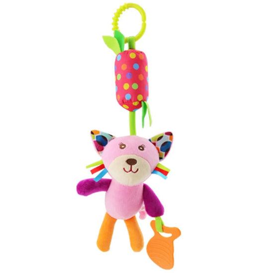Le Hochet Bébé est un jouet en peluche coloré pour chat destiné à l'éveil sensoriel, doté d'un corps rose, d'oreilles en tissu multicolore, de pattes orange et jaune. Il est suspendu à une boucle verte surmontée d'un cylindre à pois rouges.