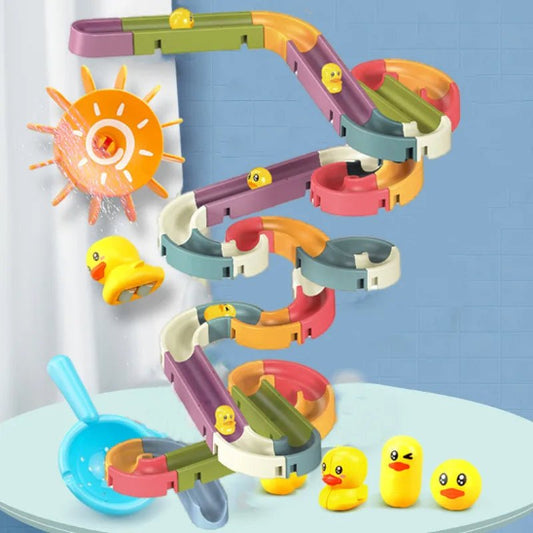Le Jouet de bain - piste de course est un ensemble de pistes sinueuses colorées avec des figurines de canards en caoutchouc, une toupie en forme de soleil et une pelle bleue, parfait pour un plaisir aquatique sans fin pendant l'heure du bain.