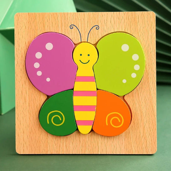 Le Jouets en bois - puzzles est un puzzle éducatif en bois représentant un papillon coloré en rose, vert, orange et jaune sur fond marron clair. Son visage souriant et ses antennes simples favorisent le développement cognitif.