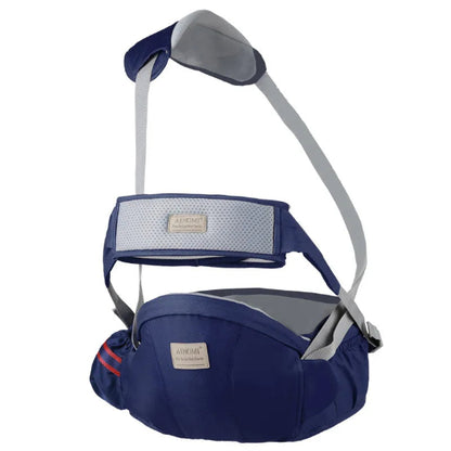 Le Porte-bébé | WaistHolder™ est un porte-bébé bleu et gris ergonomique, doté de bretelles et de ceinture réglables, d'une assise rembourrée, d'étiquettes en tissu et du soutien supplémentaire du WaistHolder™. Présenté sur fond blanc.