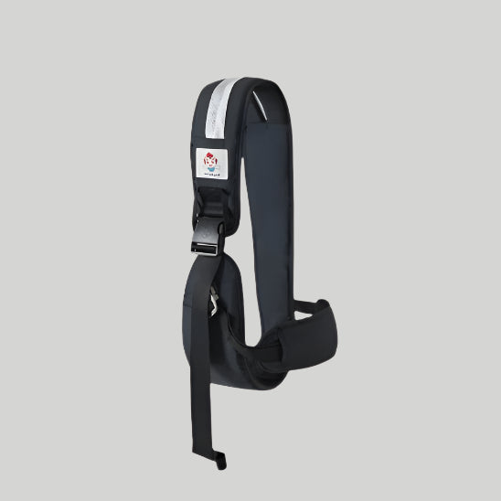 Le Porte Bébé - HandsFree est une ceinture de sécurité noire avec harnais d'épaule, rembourrée, dotée d'une bande réfléchissante et d'une étiquette avec un logo rouge et bleu, idéale pour les parents actifs. Présentée sur un fond gris clair uni.