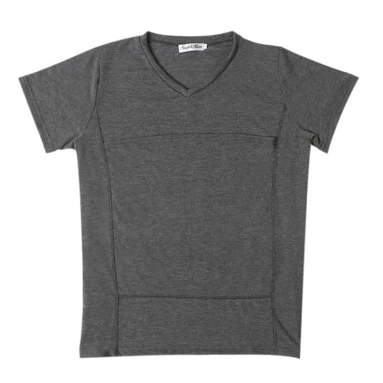 Le T-shirt Porte Bebe |, un t-shirt uni gris foncé à manches courtes et col en V avec coutures apparentes et une petite étiquette de col, est posé à plat sur un fond blanc, offrant une solution confortable pour les parents actifs.