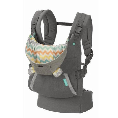 Le Porte Bébé | Unisexe est un porte-bébé ergonomique gris doté de bretelles rembourrées, d'une ceinture et d'un panneau avant à chevrons colorés jaune, orange, vert et blanc. Il est doté de boucles et de sangles réglables pour un confort optimal en randonnée.