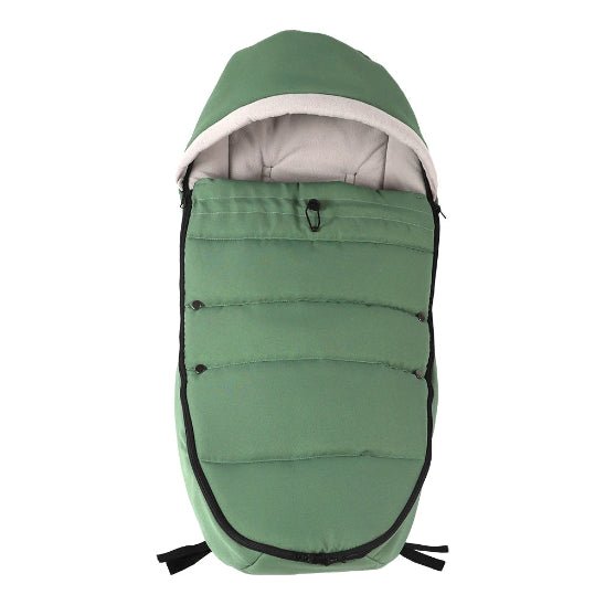 La Poussette Chancelière est une chancelière verte matelassée, dotée d'une capuche et d'une fermeture éclair noire pour une protection thermique optimale. Sa doublure beige clair assure confort et compatibilité universelle avec la plupart des poussettes. Présentée sur fond blanc.