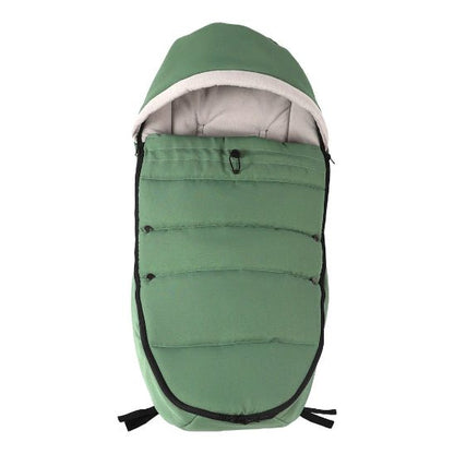 La Poussette Chancelière est une chancelière verte matelassée, dotée d'une capuche et d'une fermeture éclair noire pour une protection thermique optimale. Sa doublure beige clair assure confort et compatibilité universelle avec la plupart des poussettes. Présentée sur fond blanc.