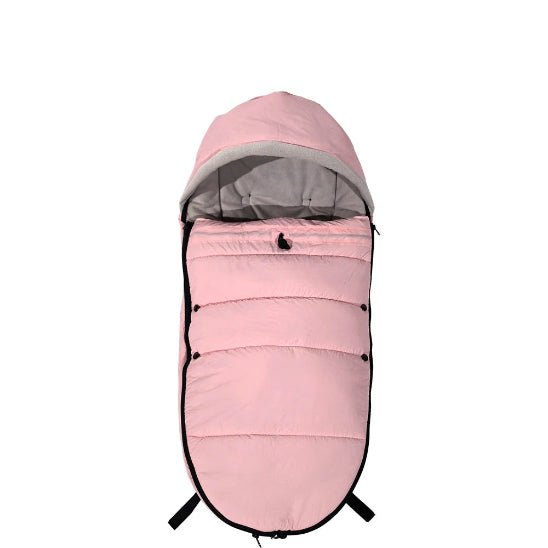 La Poussette Chancelière est une gigoteuse rose matelassée, dotée d'une capuche, d'une fermeture éclair noire et de boutons, offrant une protection thermique optimale. Elle est présentée debout sur fond blanc.