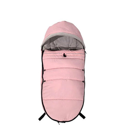 La Poussette Chancelière est une gigoteuse rose matelassée, dotée d'une capuche, d'une fermeture éclair noire et de boutons, offrant une protection thermique optimale. Elle est présentée debout sur fond blanc.
