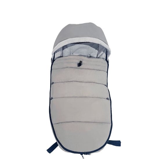 La Poussette Chancelière est une chancelière grise matelassée avec capuche et devant dézippé, présentée sur fond blanc. Sa conception douce et isolante offre une protection thermique pour garder bébé au chaud dans n'importe quelle poussette.