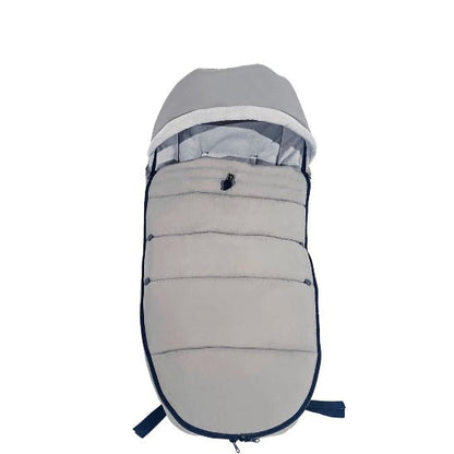 La Poussette Chancelière est une chancelière grise matelassée avec capuche et devant dézippé, présentée sur fond blanc. Sa conception douce et isolante offre une protection thermique pour garder bébé au chaud dans n'importe quelle poussette.