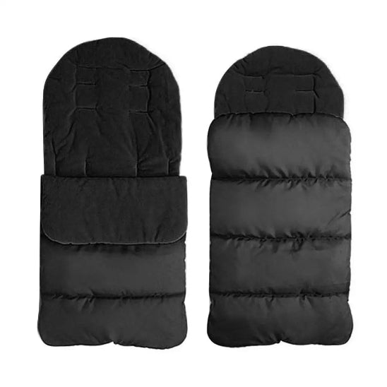 Deux gigoteuses CosyToes™ Poussette Chancelière noires sont présentées sur fond blanc : l'une pliée avec un rabat, l'autre entièrement ouverte. Idéales pour le confort hivernal et parfaites comme chancelière pour votre bébé.