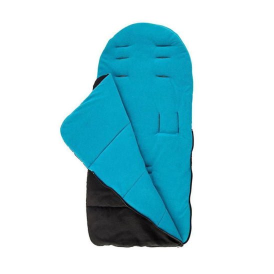 La Poussette Chancelière | CosyToes™ présente un intérieur bleu vif, un extérieur noir, une capuche arrondie et des fentes horizontales sur le dessus. Partiellement dézippée, elle dévoile l'intérieur, idéal pour un confort hivernal optimal. Présentée sur fond blanc uni.