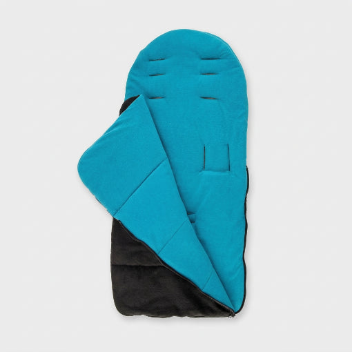 La Poussette Chancelière | CosyToes™ présente un intérieur bleu vif, un extérieur noir, une capuche arrondie et des fentes horizontales sur le dessus. Partiellement dézippée, elle dévoile l'intérieur, idéal pour un confort hivernal optimal. Présentée sur fond blanc uni.
