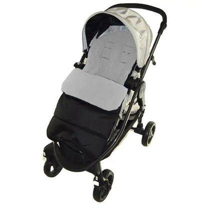 La poussette Chancelière | CosyToes™ en noir et gris est dotée d'un auvent, d'un siège rembourré et de fentes pour harnais pour le confort et la protection de bébé, présentées en angle sur un fond blanc.