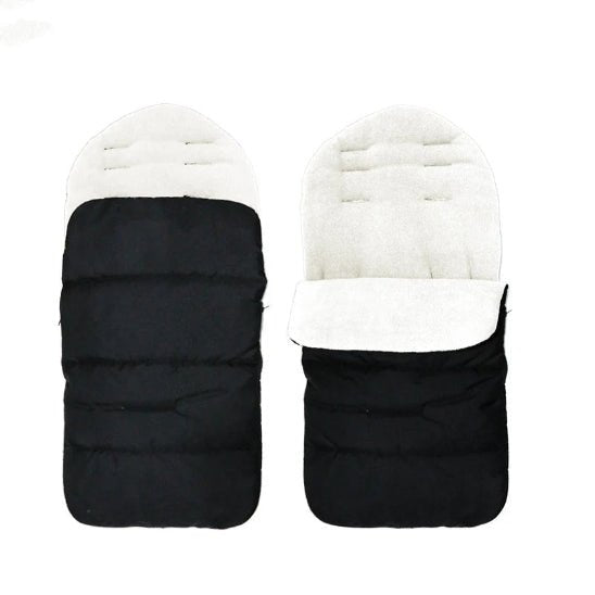 Deux poussettes chancelières CosyToes™ sont présentées sur fond blanc : l'une entièrement ouverte pour révéler l'intérieur, l'autre partiellement fermée, offrant confort hivernal et protection pour bébé. Modèle matelassé noir et blanc.