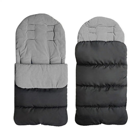 Deux vues de la Poussette Chancelière | CosyToes™ en gris et noir sont présentées : l'une pliée en haut, l'autre entièrement déployée, mettant en valeur son design, ses coutures et son confort hivernal pour une protection optimale de bébé.