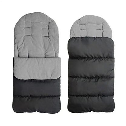 Deux vues de la Poussette Chancelière | CosyToes™ en gris et noir sont présentées : l'une pliée en haut, l'autre entièrement déployée, mettant en valeur son design, ses coutures et son confort hivernal pour une protection optimale de bébé.